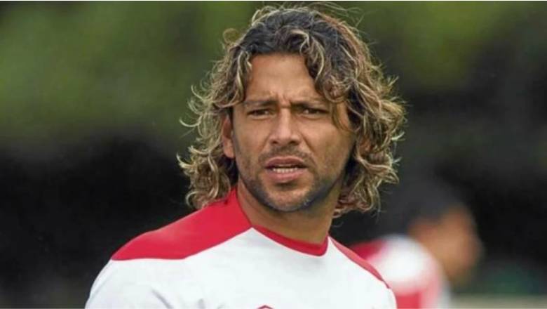 The statistics: Who has the most yellow and red cards in football history? - Ảnh 1